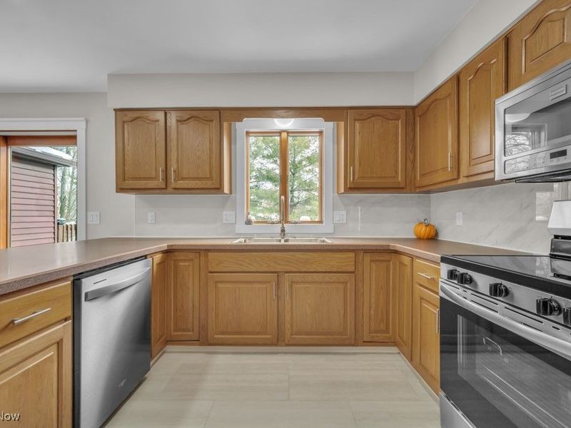 17801 Saratoga Trail, Strongsville, OH 44136 Photo 9