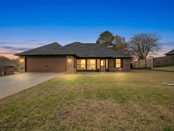 202 Spring Valley , Queen City, TX 75572