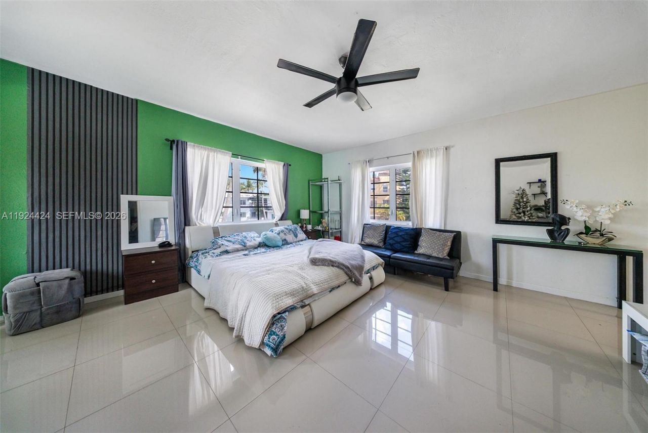 7124 Bay Dr, Miami Beach, FL 33141 Photo