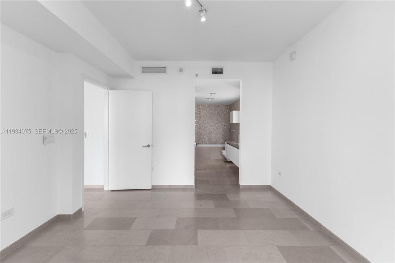 68 SE 6th St, Unit 2006, Miami, FL 33131 Photo