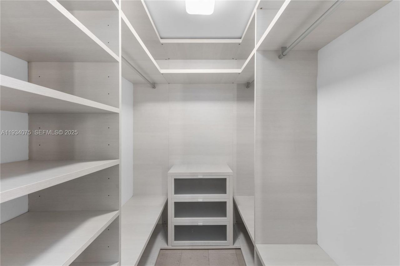 68 SE 6th St, Unit 2006, Miami, FL 33131 Photo