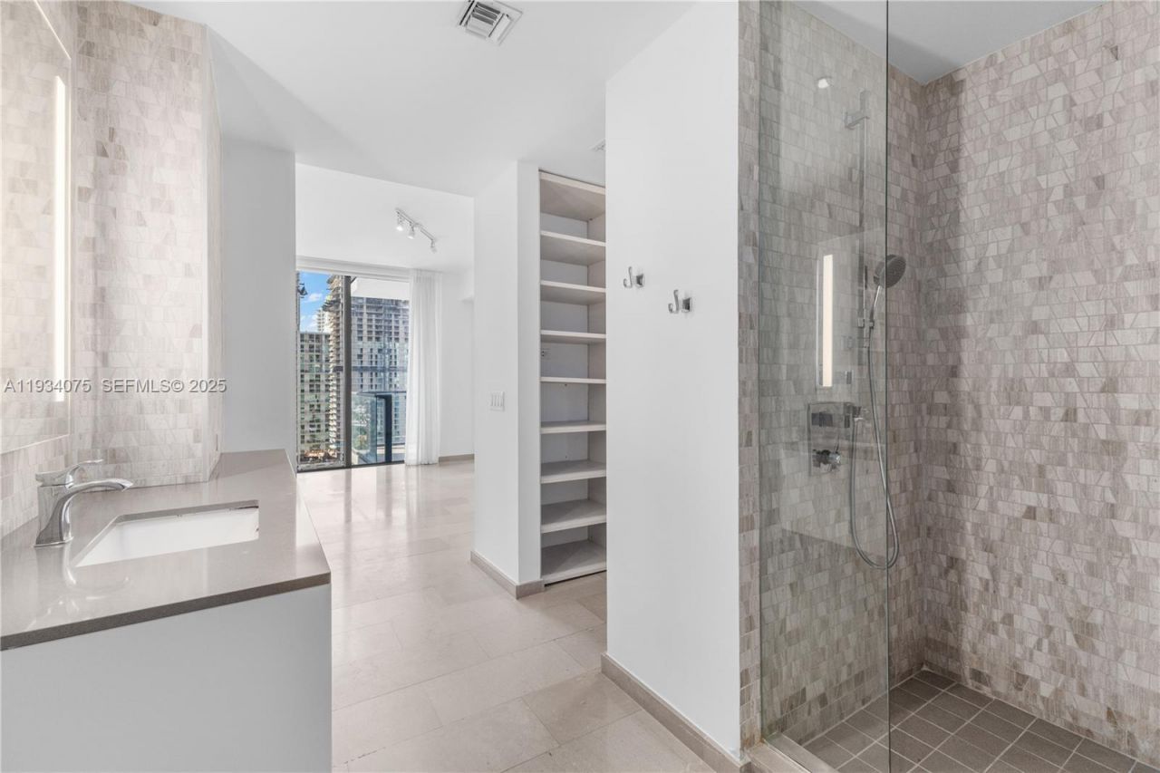 68 SE 6th St, Unit 2006, Miami, FL 33131 Photo