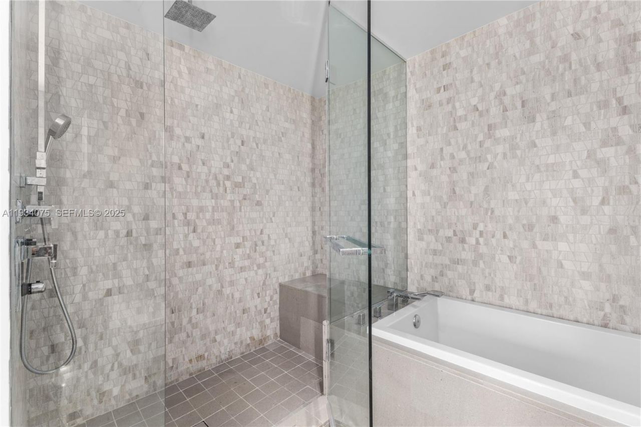 68 SE 6th St, Unit 2006, Miami, FL 33131 Photo