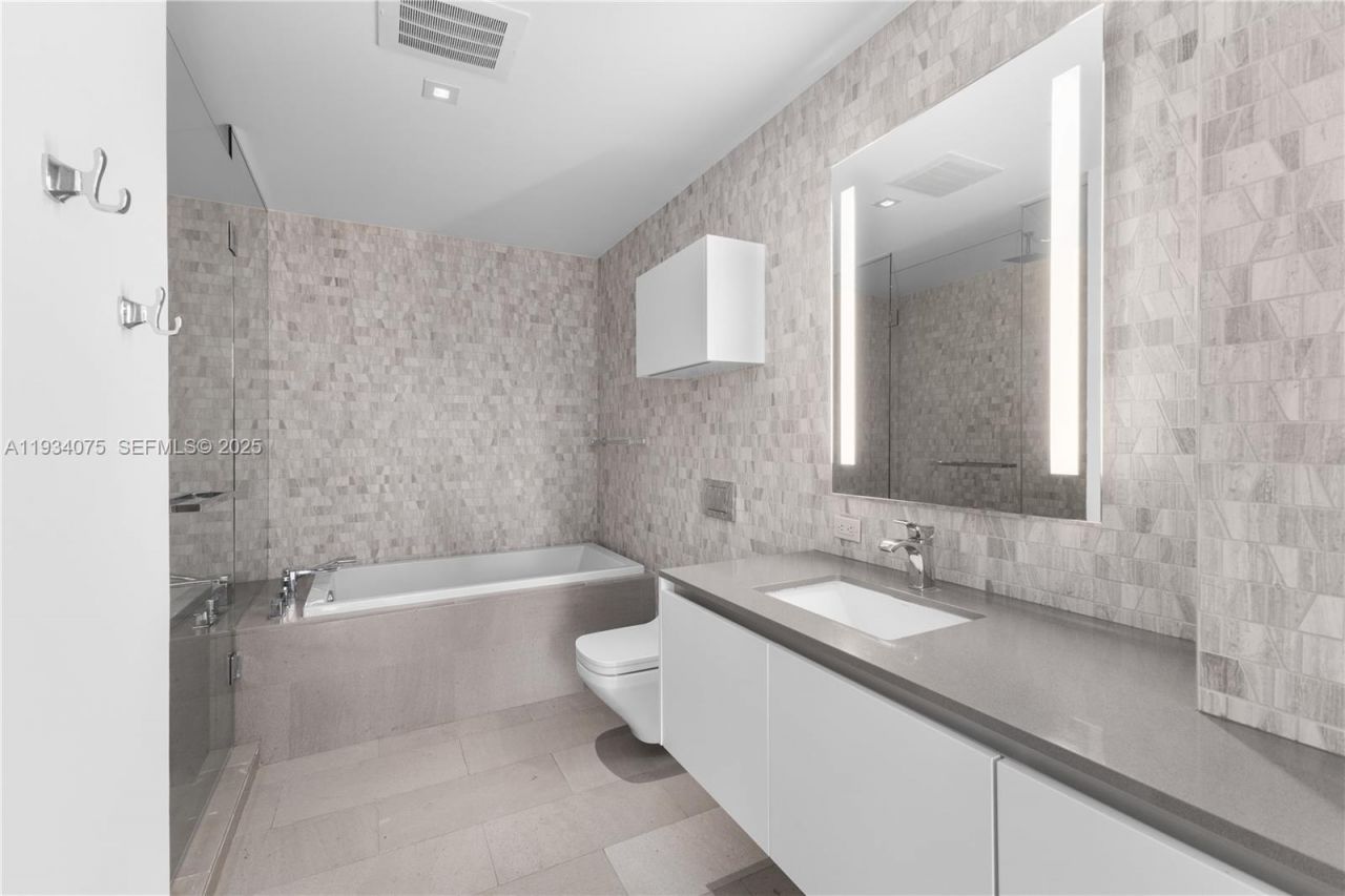 68 SE 6th St, Unit 2006, Miami, FL 33131 Photo