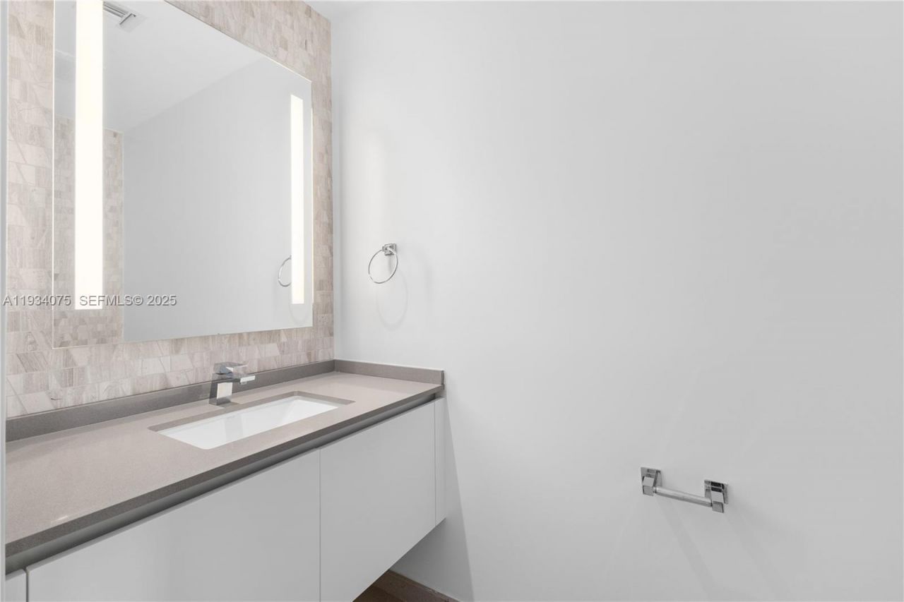 68 SE 6th St, Unit 2006, Miami, FL 33131 Photo