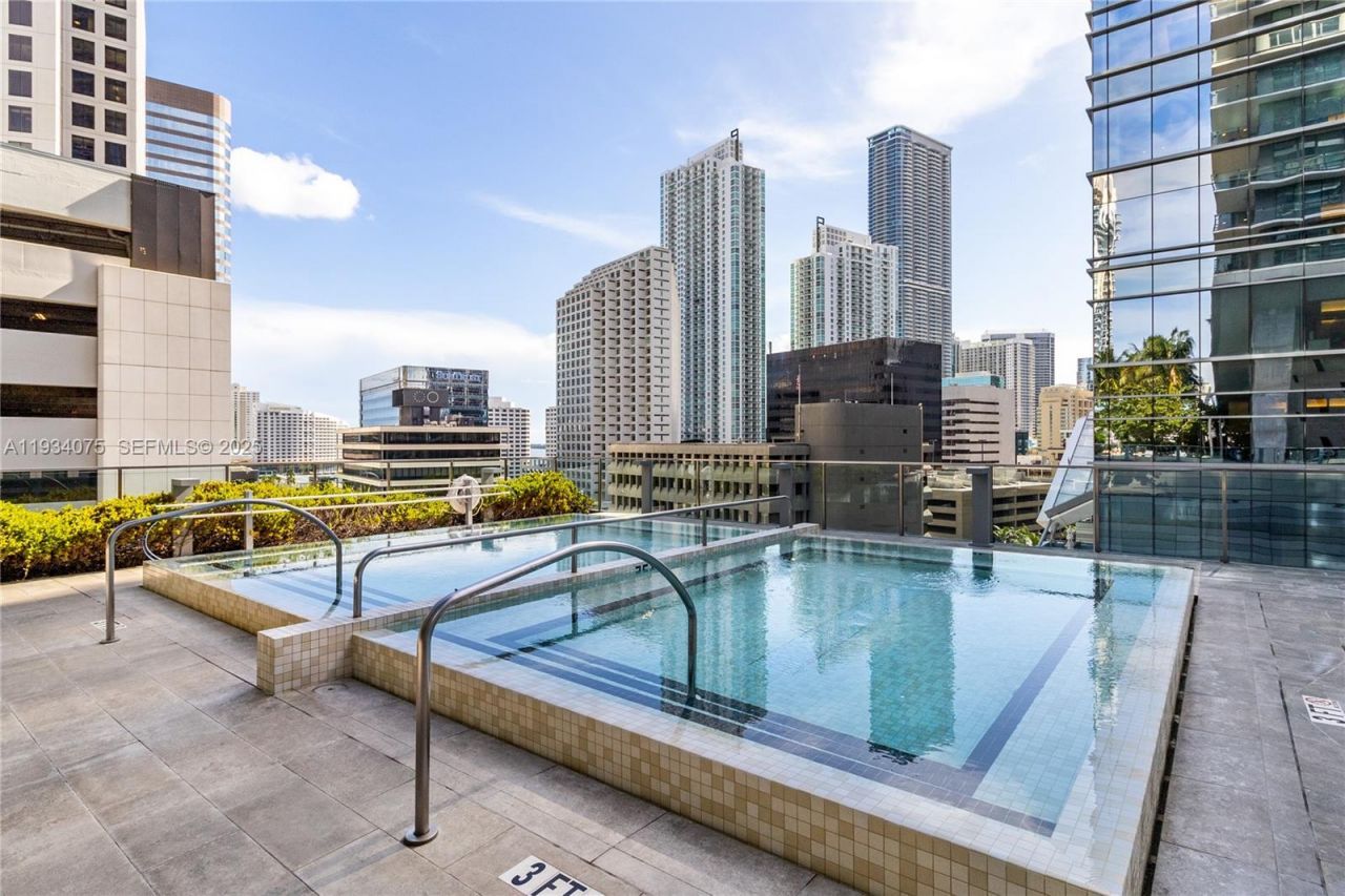 68 SE 6th St, Unit 2006, Miami, FL 33131 Photo