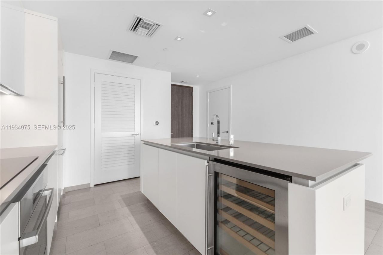 68 SE 6th St, Unit 2006, Miami, FL 33131 Photo