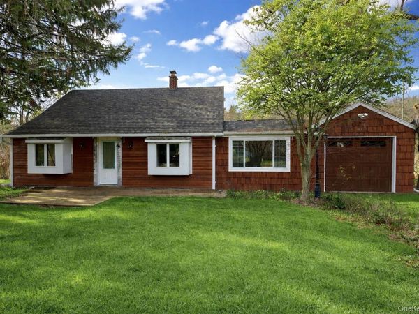 24 Lindner Place, Smithtown, NY 11787