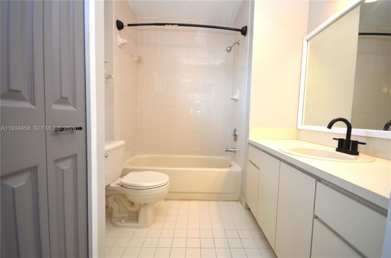 7762 W 34th Ln, Unit 18-202, Hialeah, FL 33018 Photo