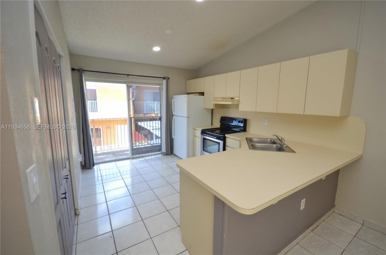 7762 W 34th Ln, Unit 18-202, Hialeah, FL 33018 Photo