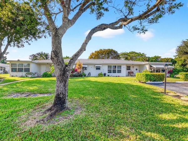 7293 W Oakridge Circle, Lake Worth, FL 33462