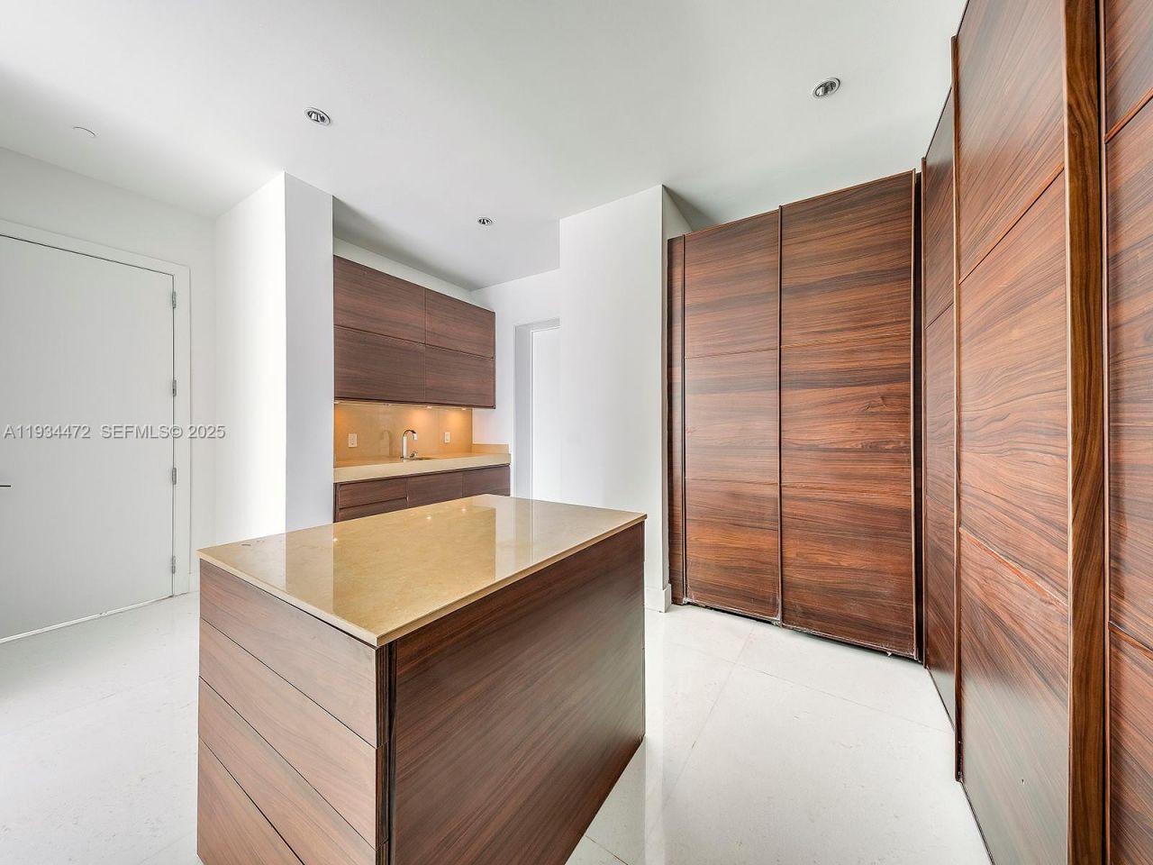 800 S Pointe Dr, Unit 2103, Miami Beach, FL 33139 Photo