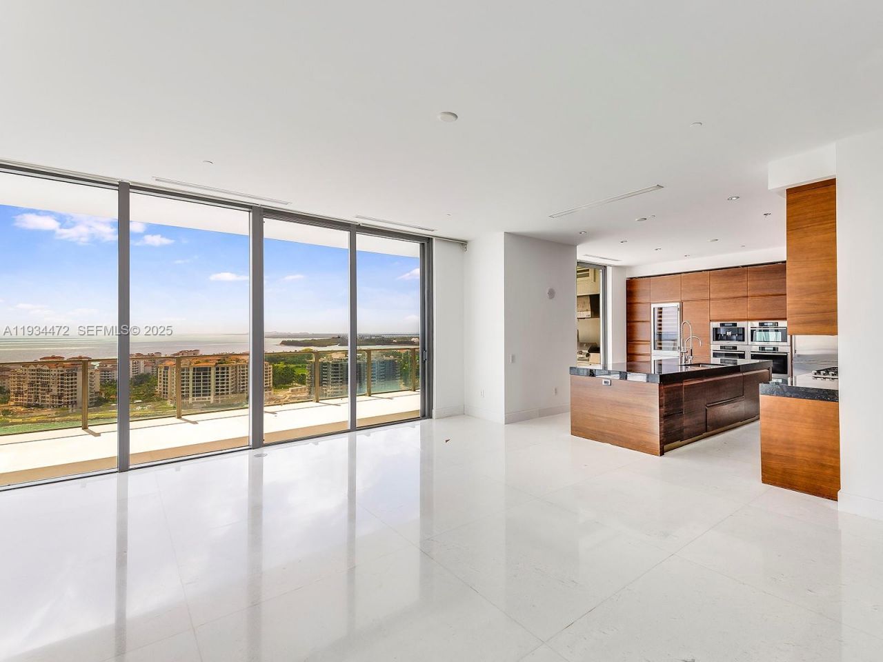 800 S Pointe Dr, Unit 2103, Miami Beach, FL 33139 Photo