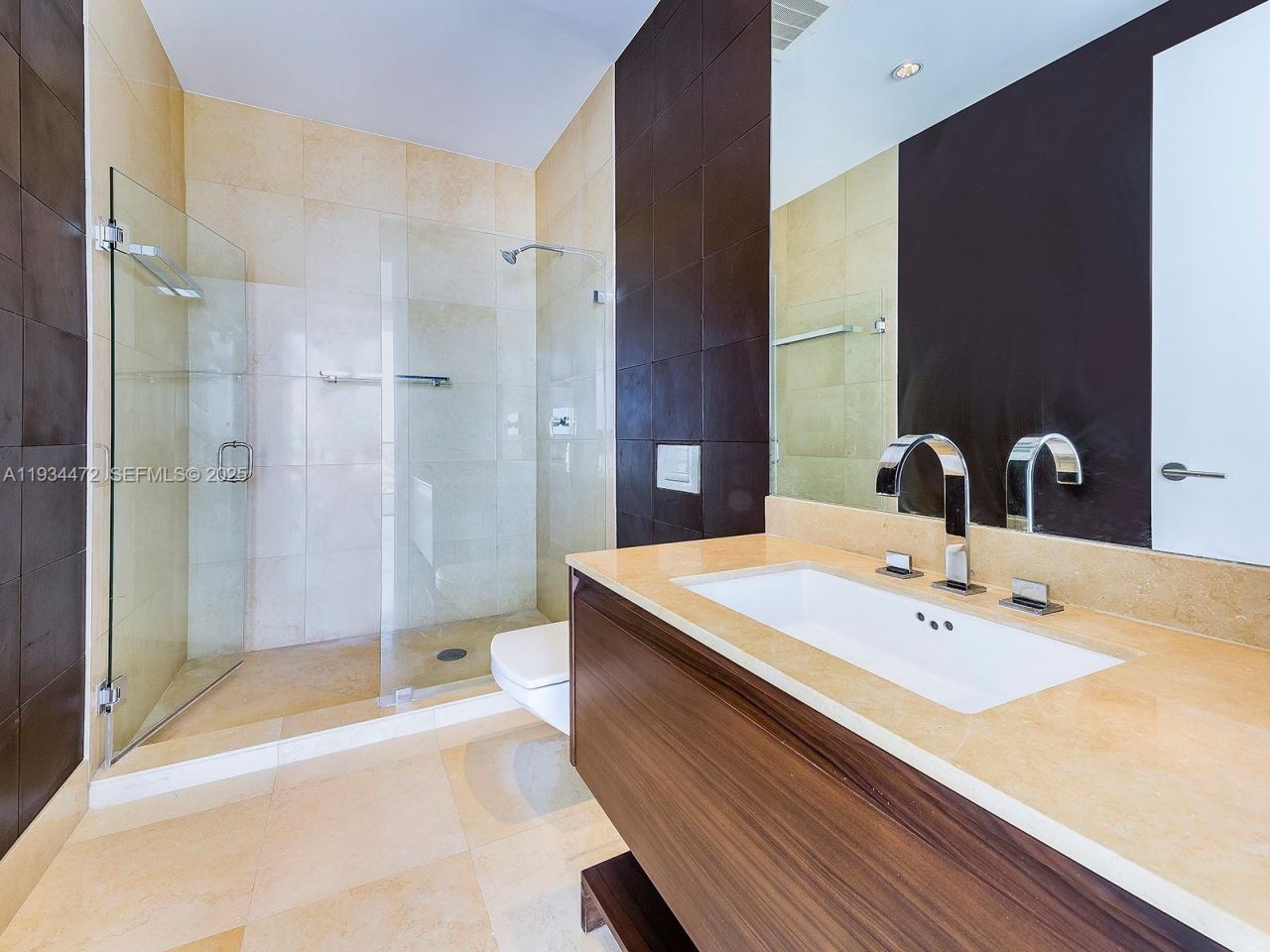 800 S Pointe Dr, Unit 2103, Miami Beach, FL 33139 Photo