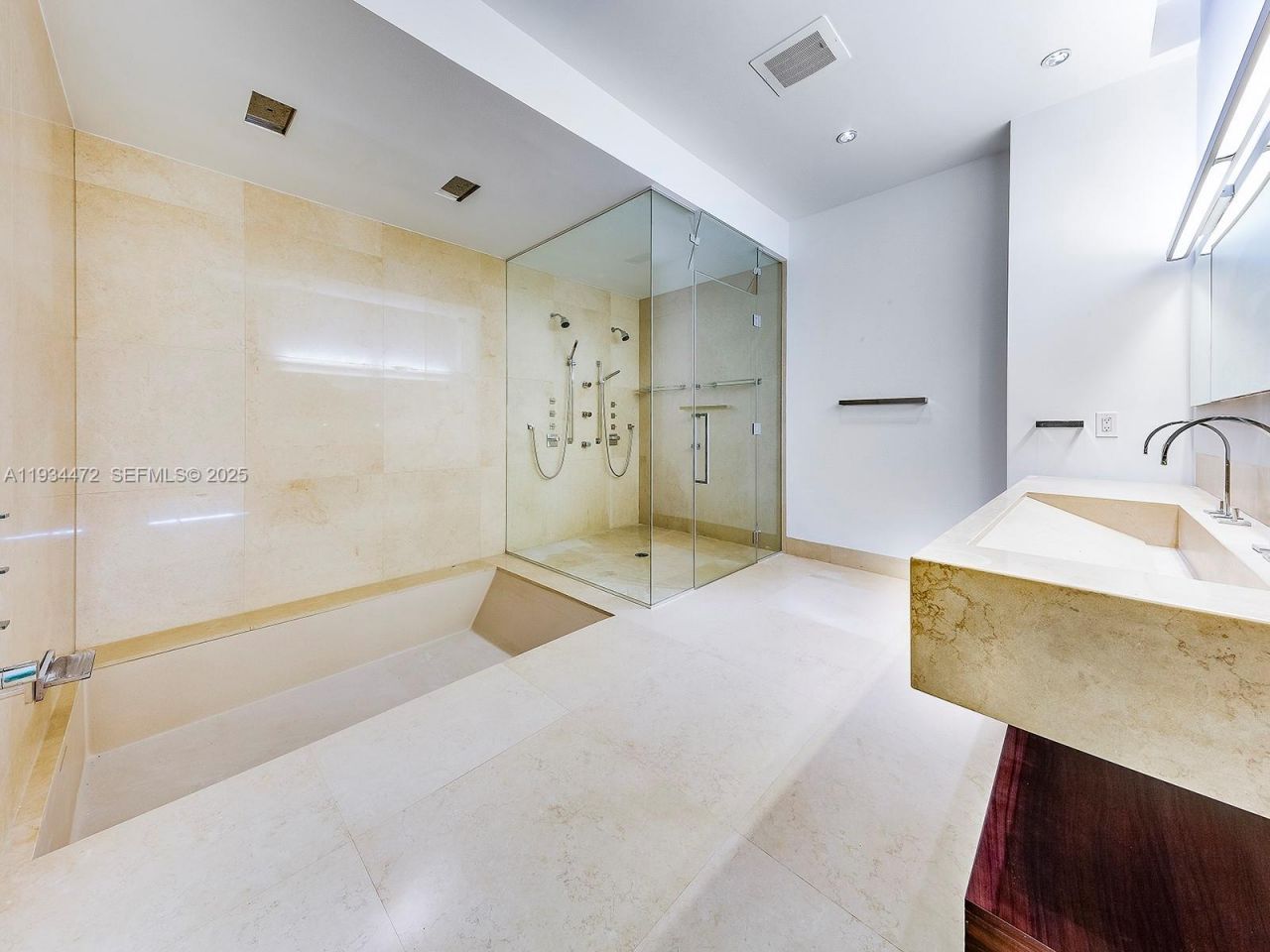 800 S Pointe Dr, Unit 2103, Miami Beach, FL 33139 Photo