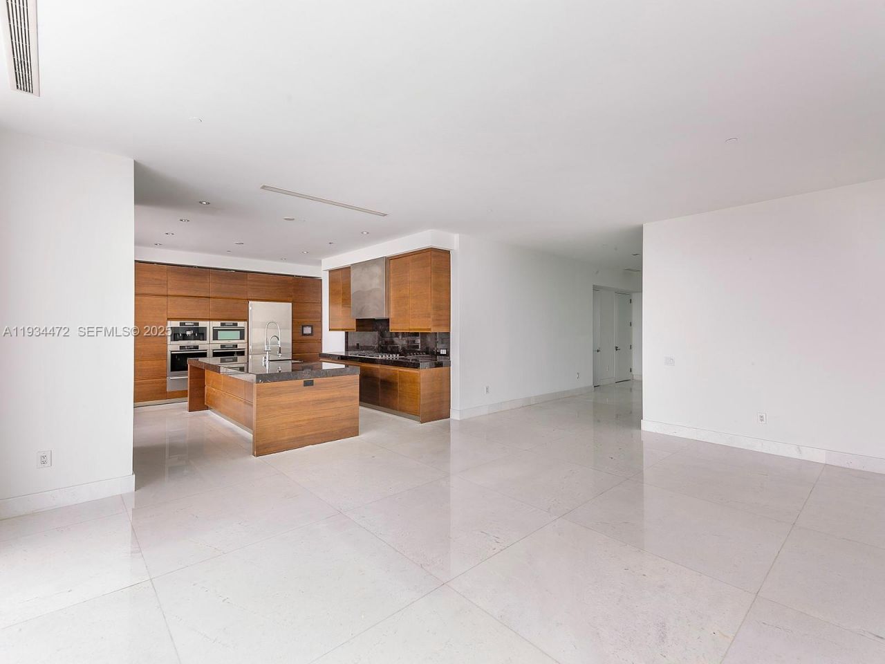 800 S Pointe Dr, Unit 2103, Miami Beach, FL 33139 Photo