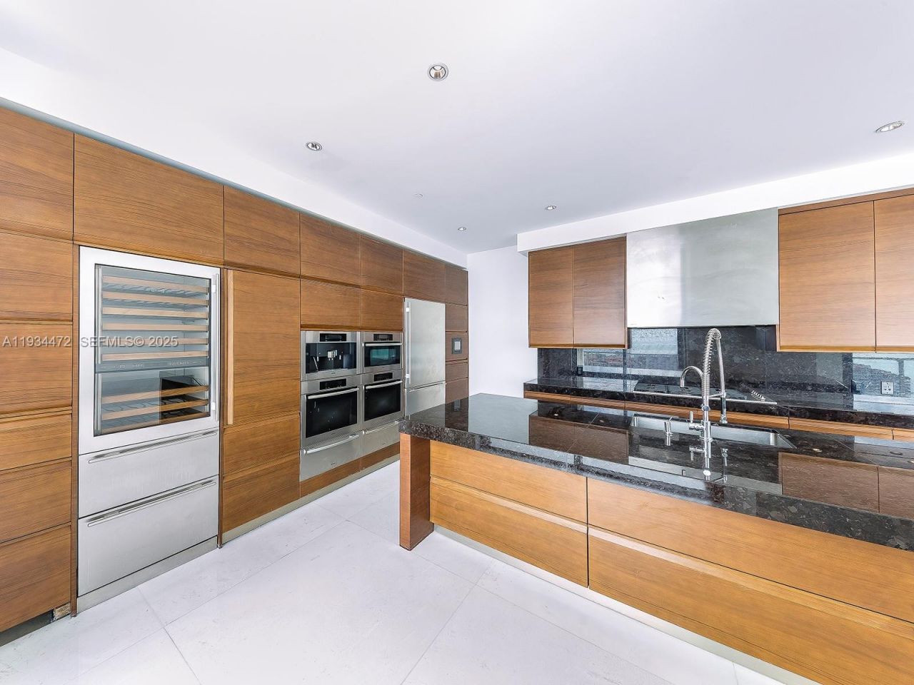 800 S Pointe Dr, Unit 2103, Miami Beach, FL 33139 Photo