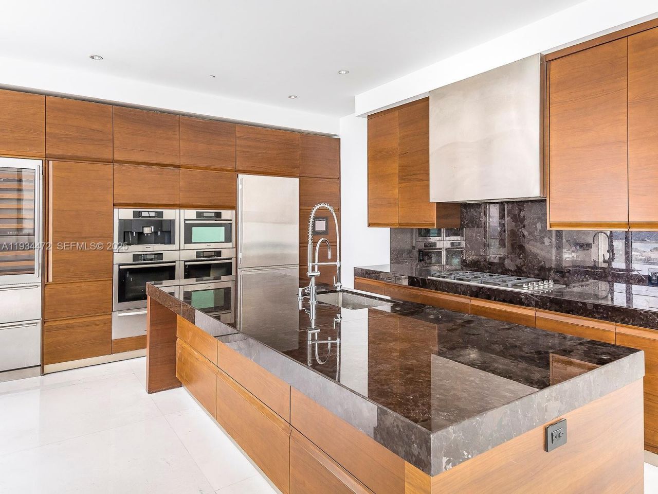 800 S Pointe Dr, Unit 2103, Miami Beach, FL 33139 Photo