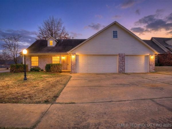 10592 E 142nd Street N, Collinsville, OK 74021