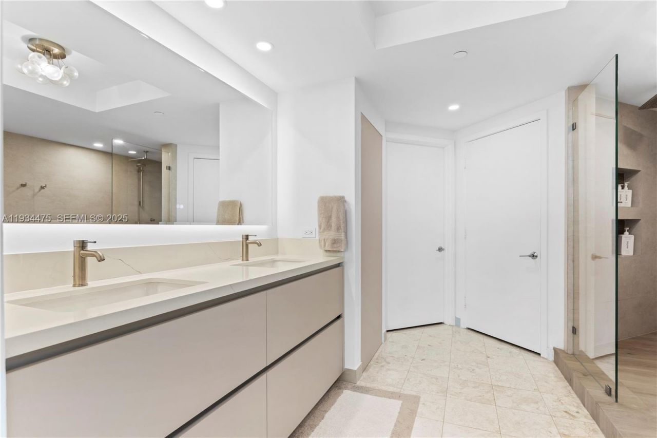 1331 Brickell Bay Dr , Unit 3007, Miami, FL 33131 Photo