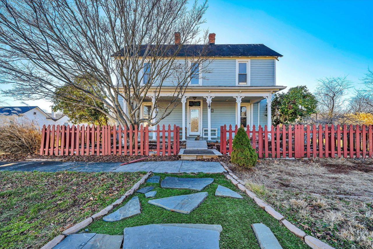 8 Middle St, New Castle, VA 24127 Main Photo