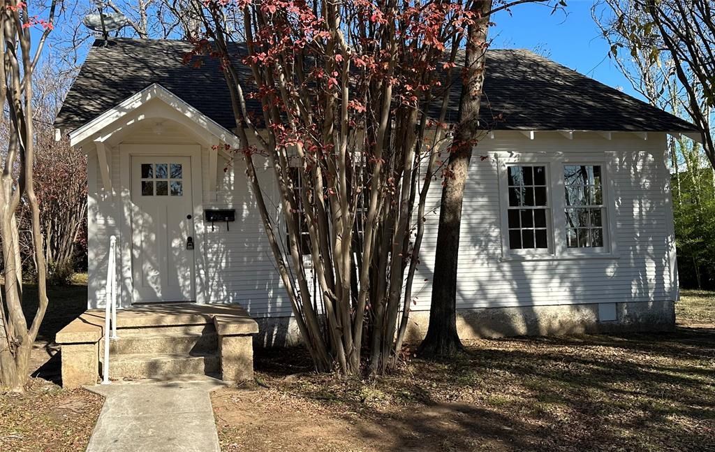 307 E Grand Avenue, Comanche, TX 76442 Main Photo