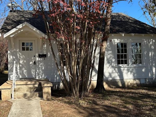 307 E Grand Avenue, Comanche, TX 76442