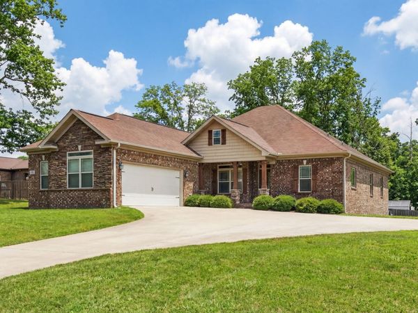 25 Knotting Hill Dr, Fayetteville, TN 37334