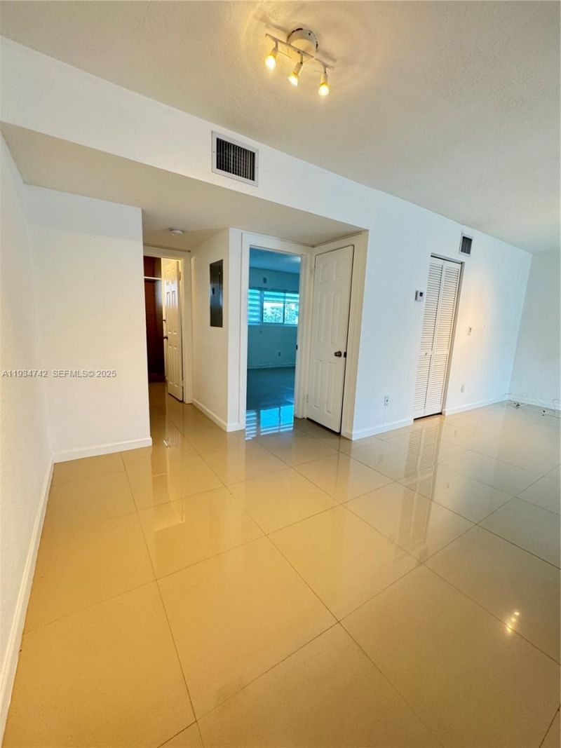 8035 Crespi Blvd , Unit 13, Miami Beach, FL 33141 Photo