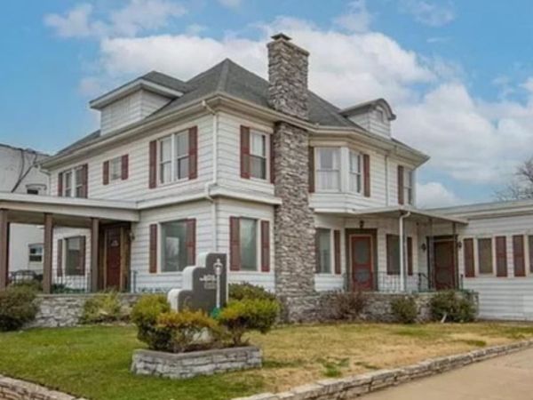 403 Lincoln Way, South Bend, IN 46601