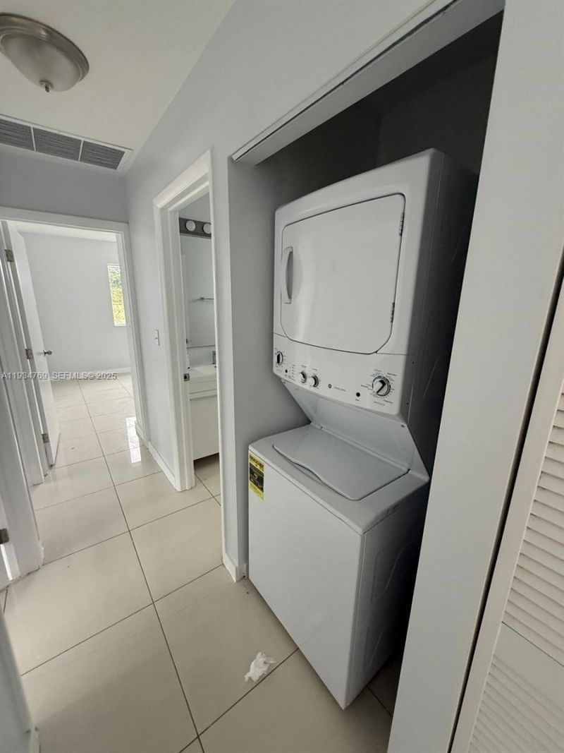 2121 NW 72nd, Unit 2121, Miami, FL 33147 Photo