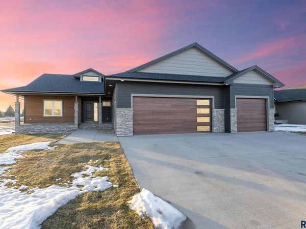 2305 S Red Oak Ave, Sioux Falls, SD 57110