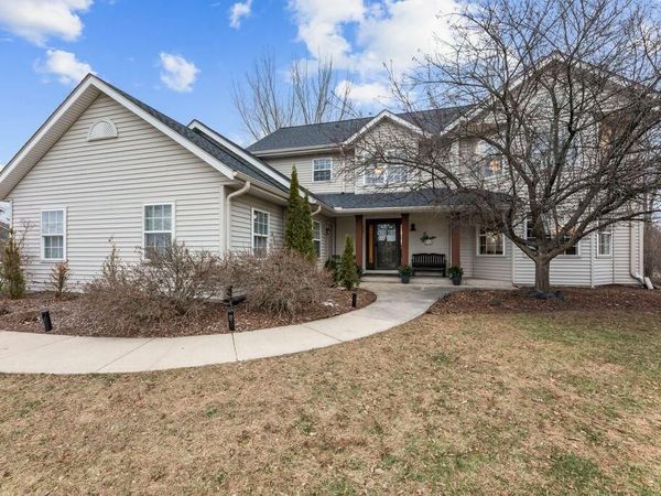 412 E Red Pine CIRCLE, Dousman, WI 53118