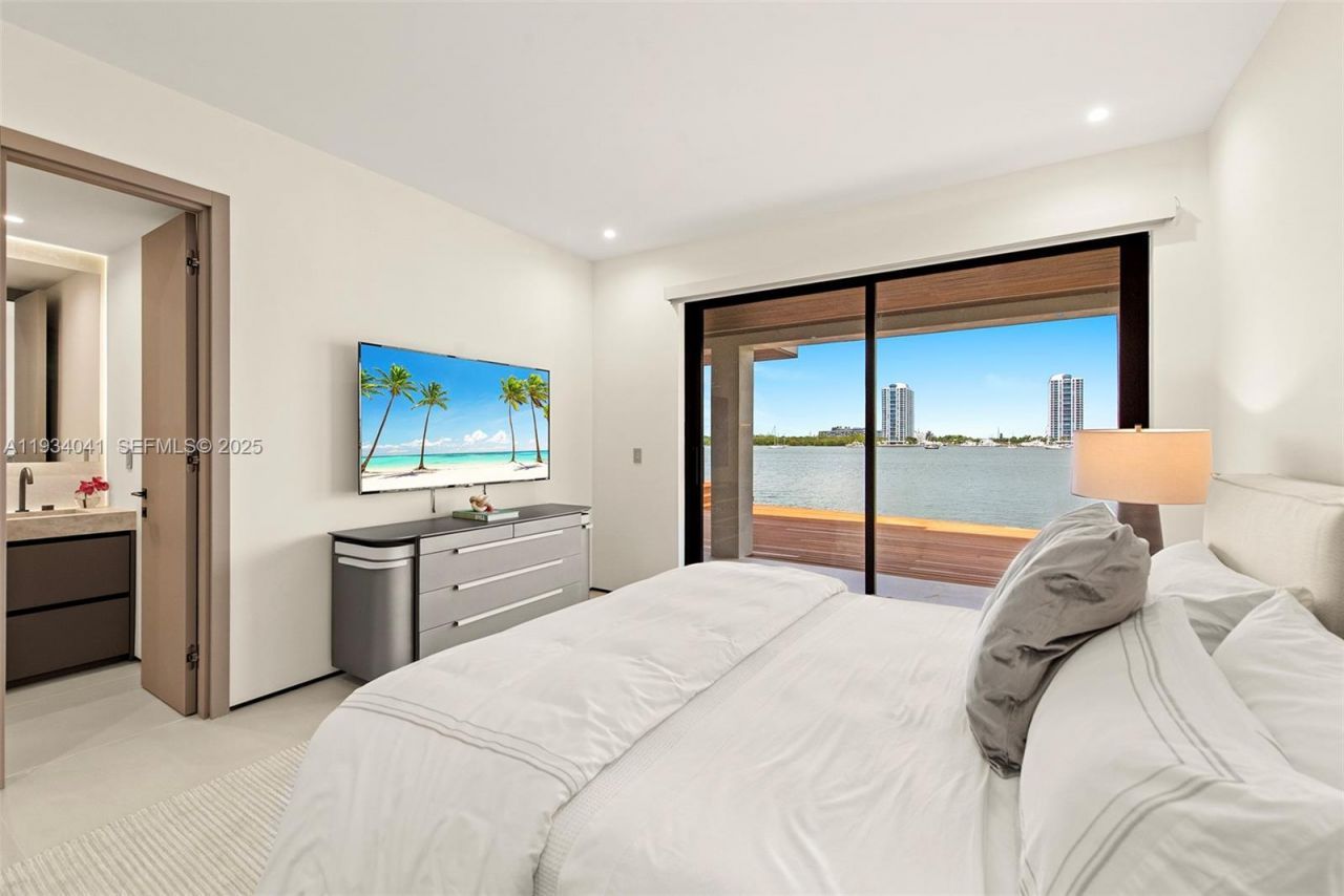 3209 NE 169th St, North Miami Beach, FL 33160 Photo