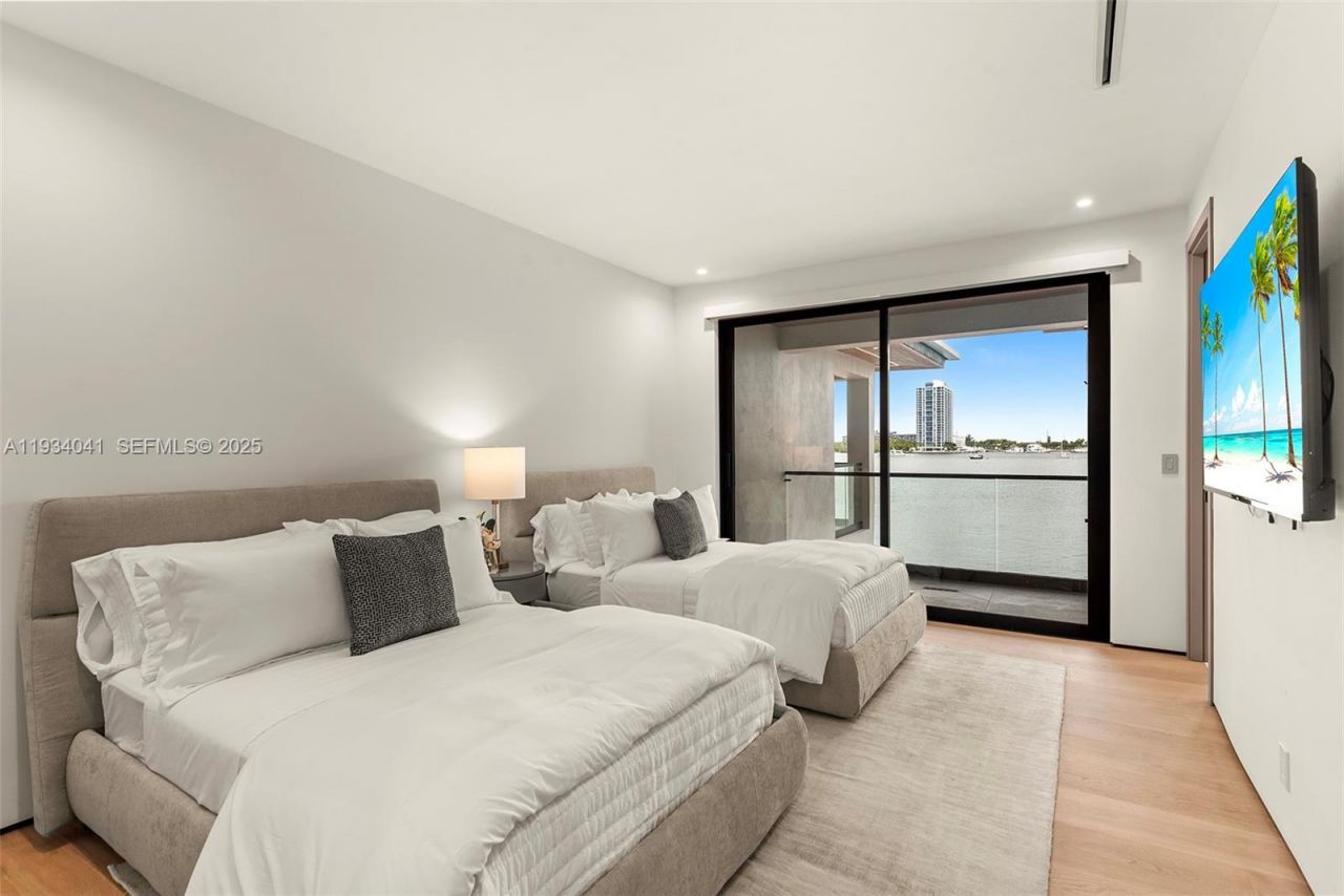 3209 NE 169th St, North Miami Beach, FL 33160 Photo