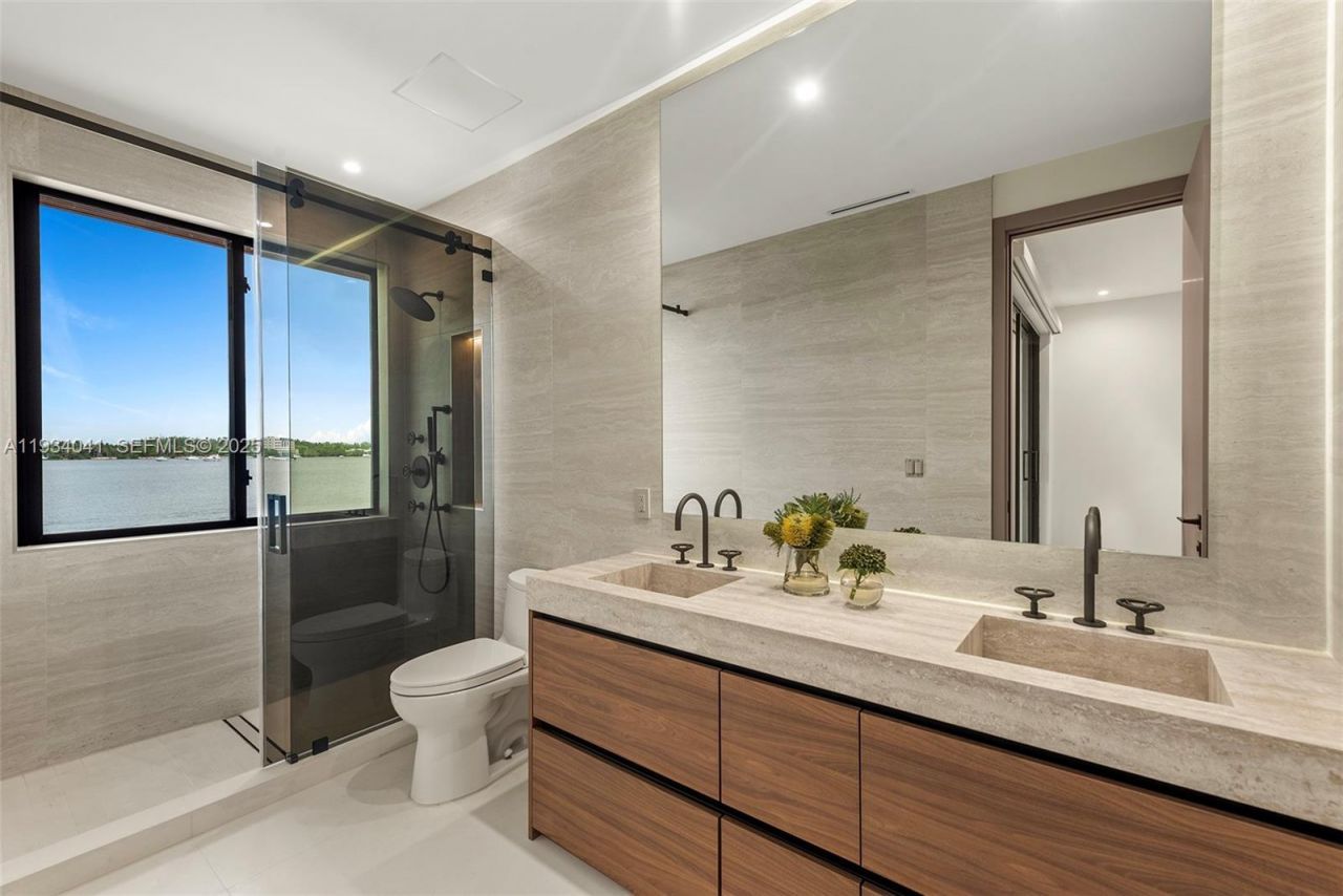 3209 NE 169th St, North Miami Beach, FL 33160 Photo