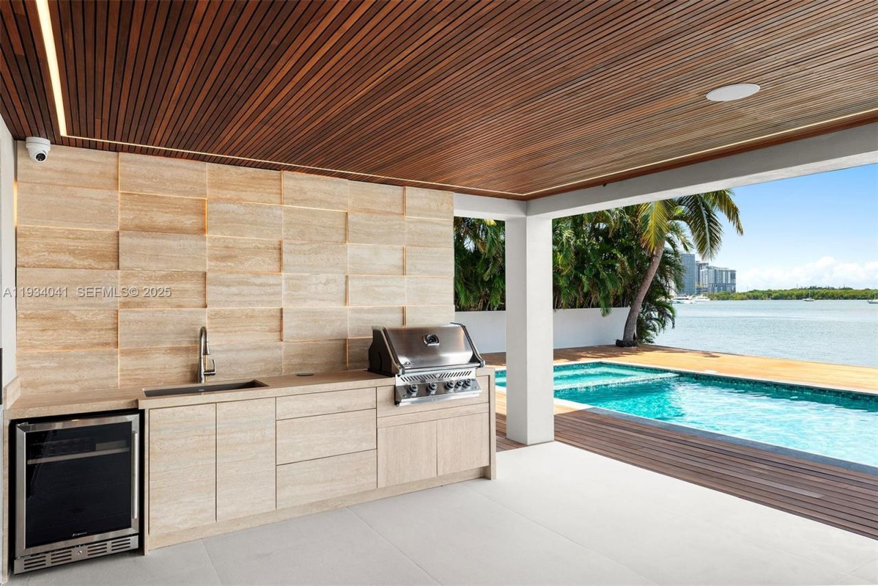 3209 NE 169th St, North Miami Beach, FL 33160 Photo