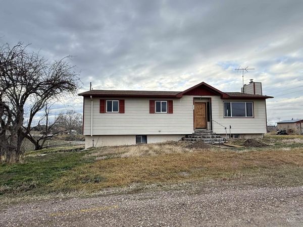 2932 S Arthur, American Falls, ID 83211