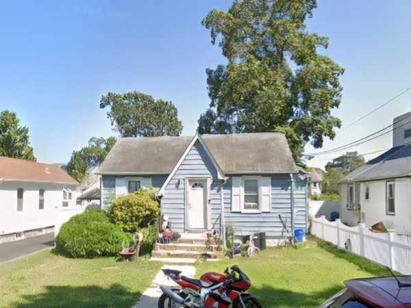 40 Leroy Place, Copiague, NY 11726