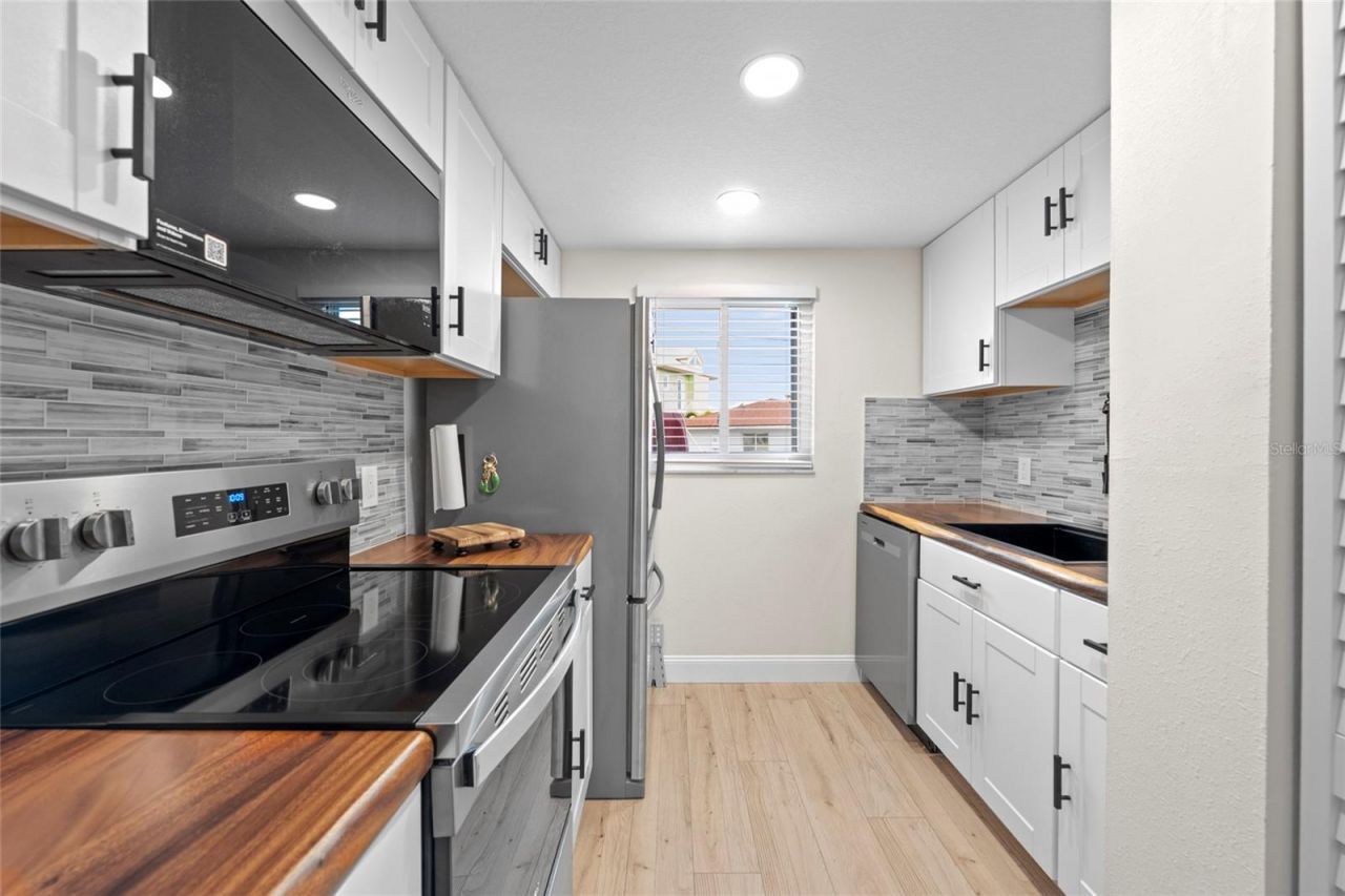 117 7th Street N, Unit 23, Bradenton Beach, FL 34217 Photo