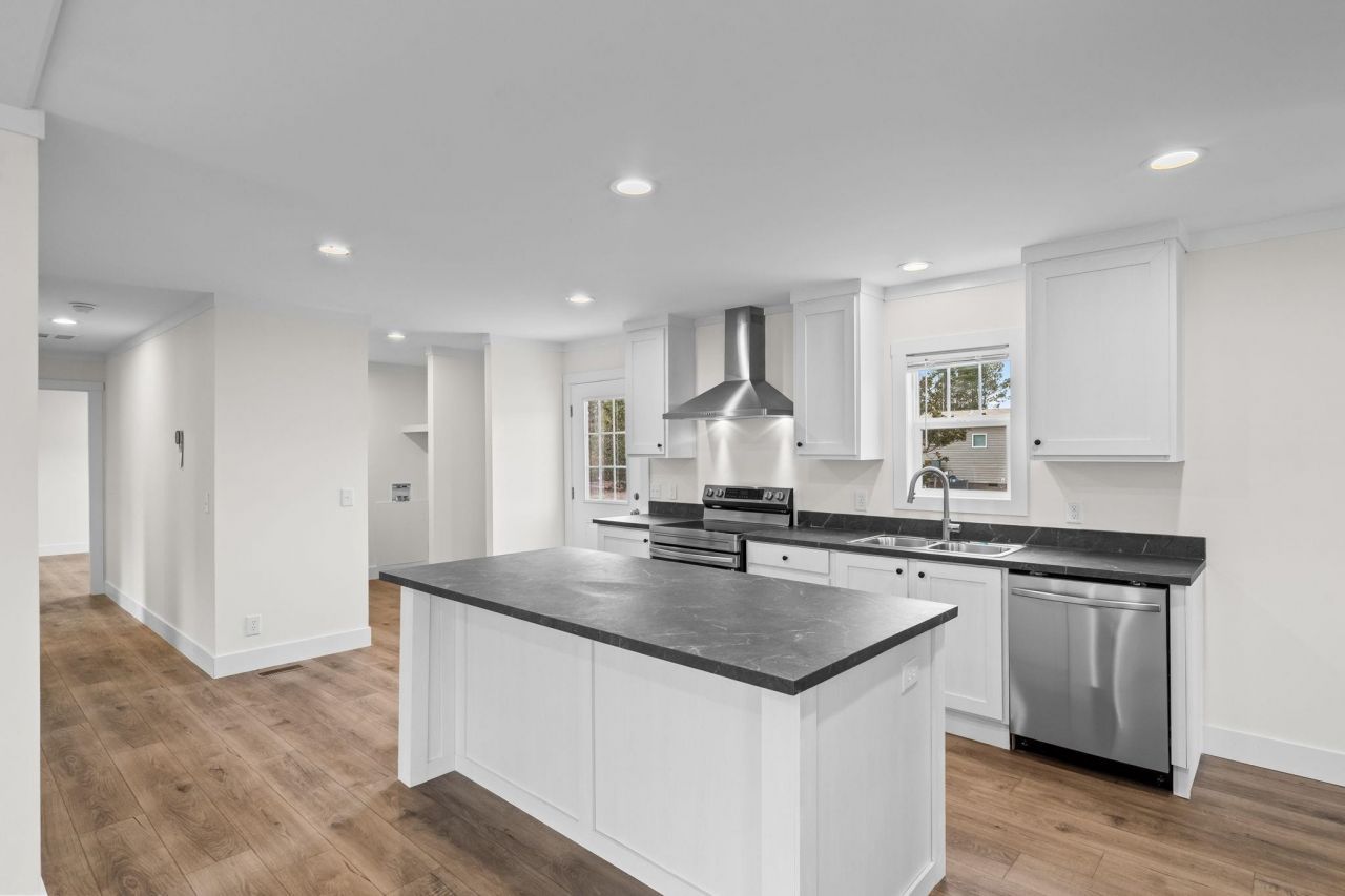 2409 Satellite Circle Photo 5