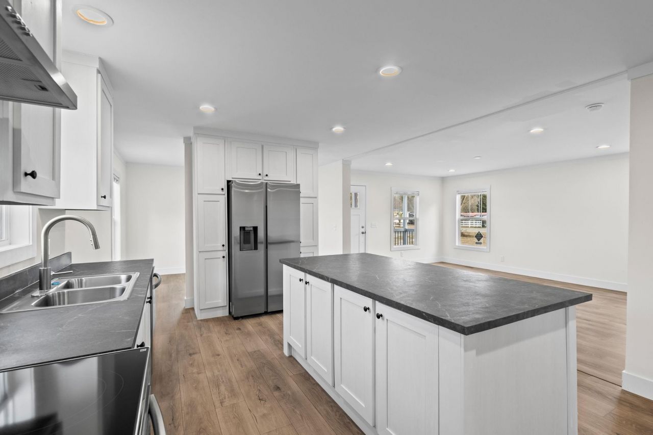 2409 Satellite Circle Photo 6