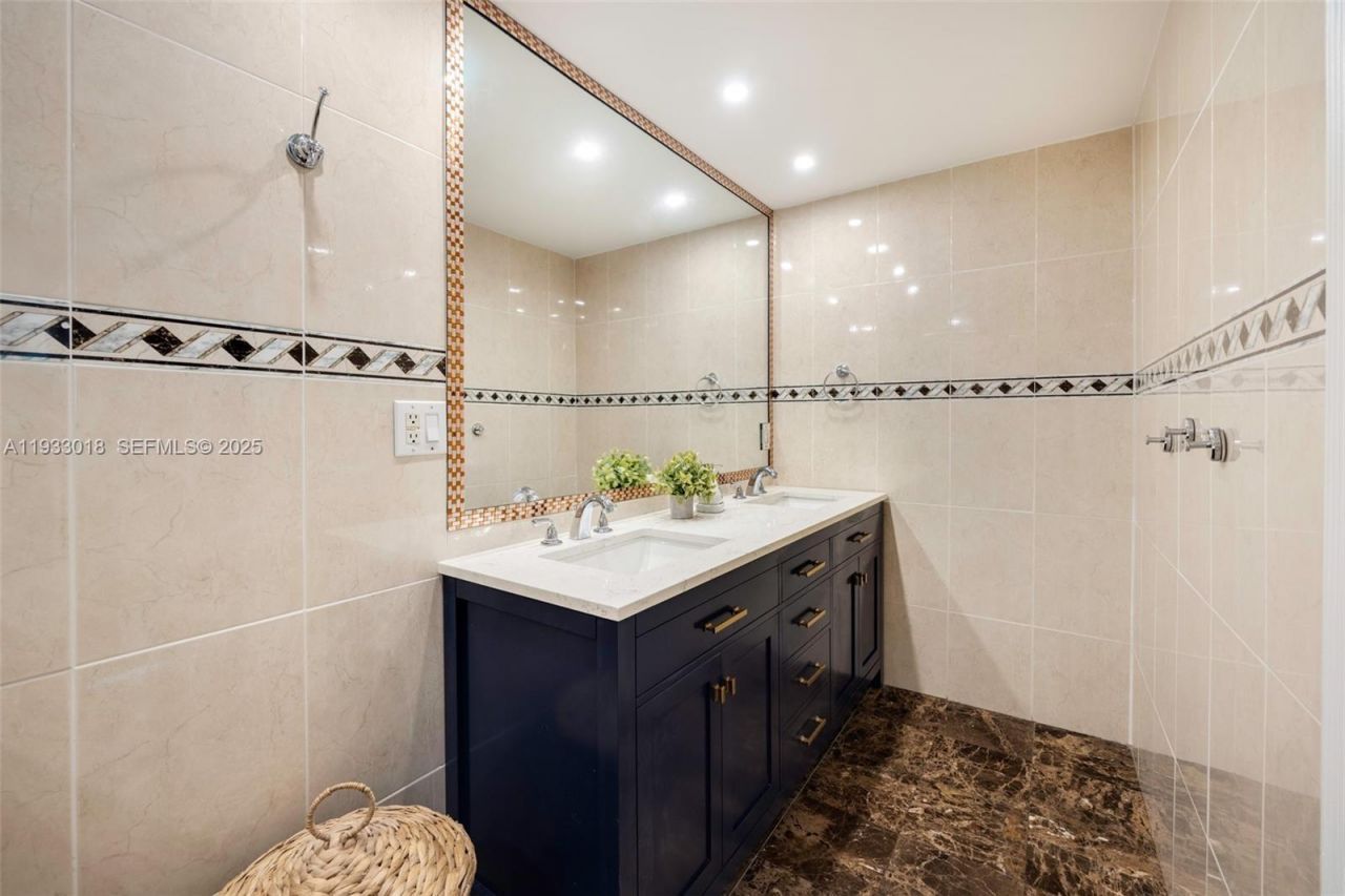 5401 Collins Ave, Unit 102, Miami Beach, FL 33140 Photo