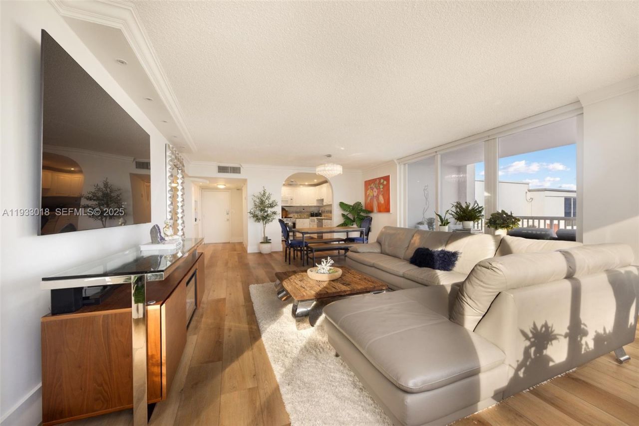 5401 Collins Ave, Unit 102, Miami Beach, FL 33140 Photo