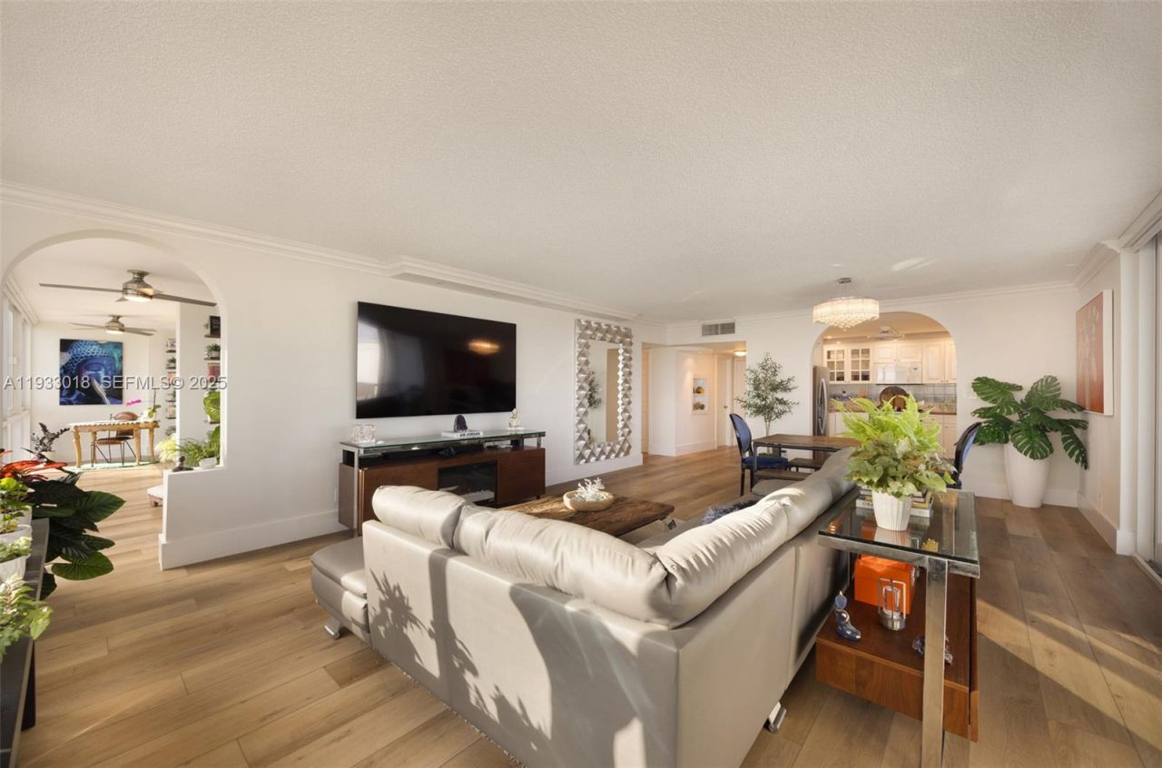 5401 Collins Ave, Unit 102, Miami Beach, FL 33140 Photo