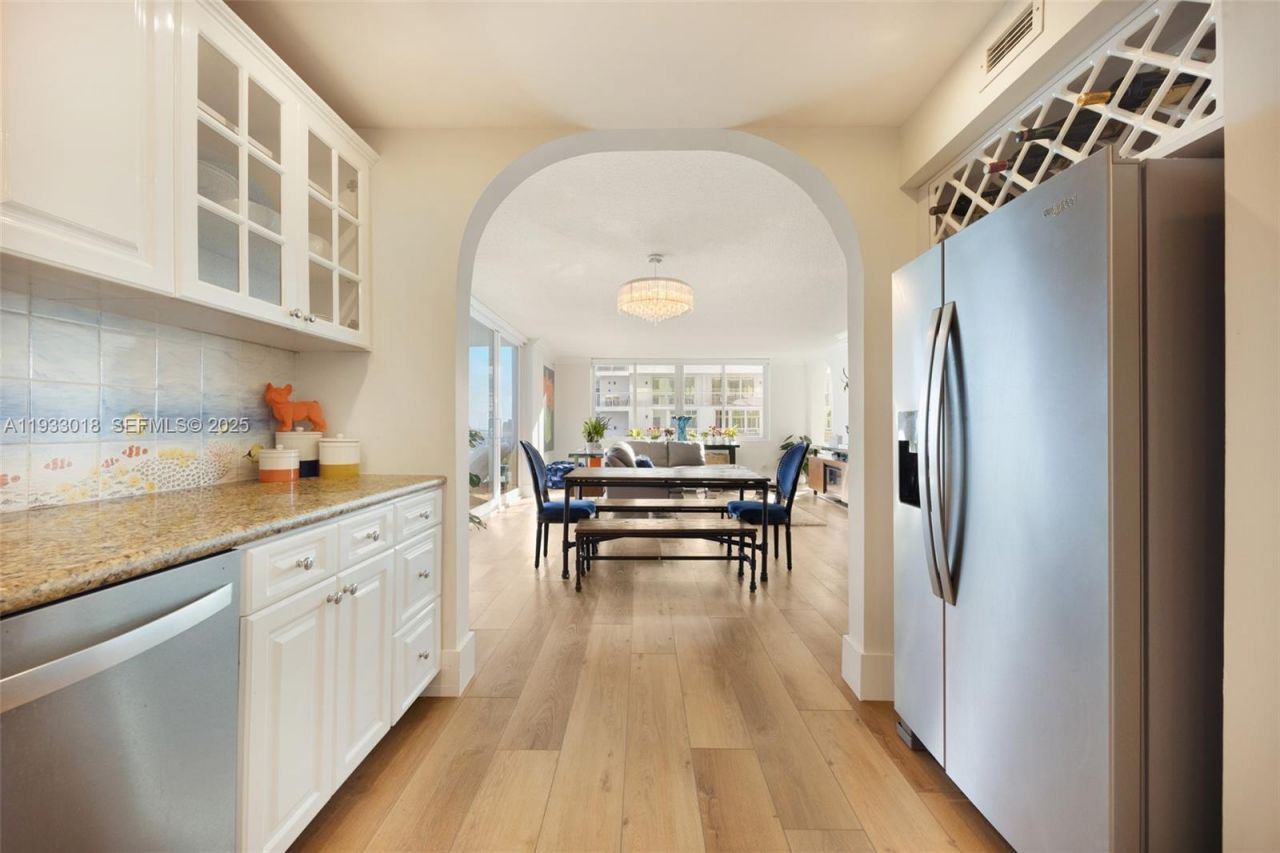 5401 Collins Ave, Unit 102, Miami Beach, FL 33140 Photo