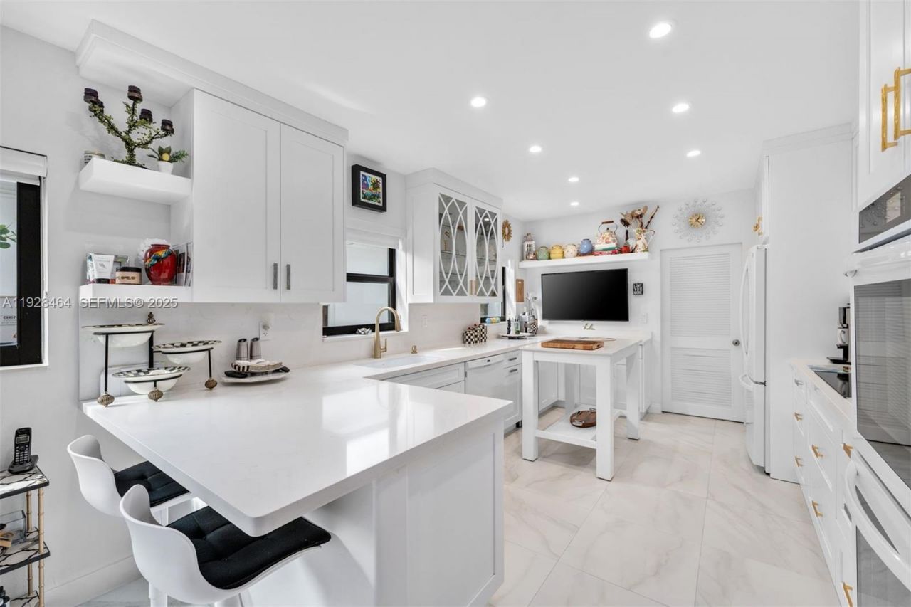 550 W 51st St, Miami Beach, FL 33140 Photo