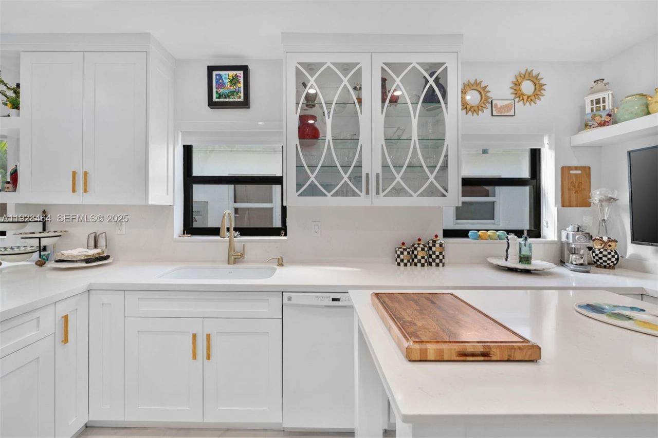 550 W 51st St, Miami Beach, FL 33140 Photo