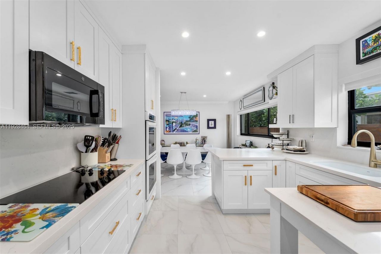 550 W 51st St, Miami Beach, FL 33140 Photo