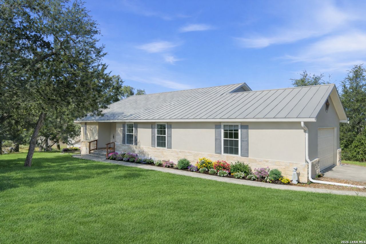 1095 Stallion Springs, Fischer, TX 78623 Main Photo